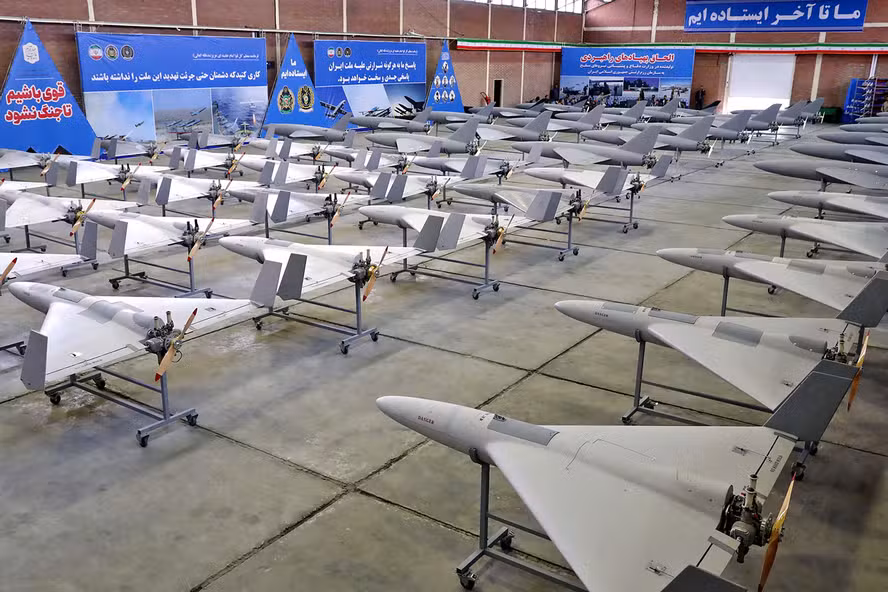 A nova geração de drones utiliza sensores autônomos e criptografia avançada para operar mesmo sob severa interferência de sinais GNSS.