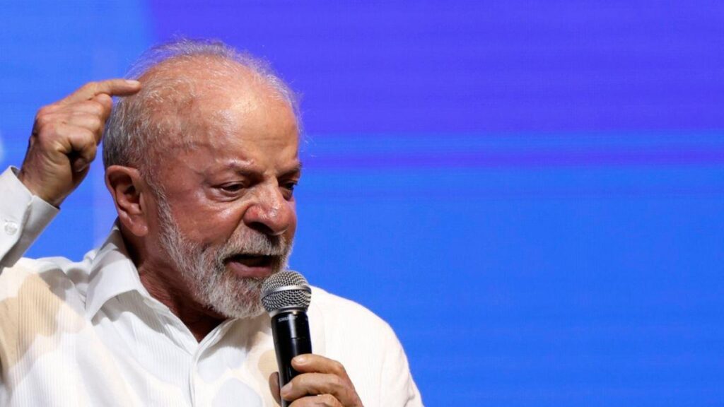 Arranha-céus de centro financeiro brasileiro iluminados ao pôr do sol com gráficos de crescimento econômico e símbolos do Real