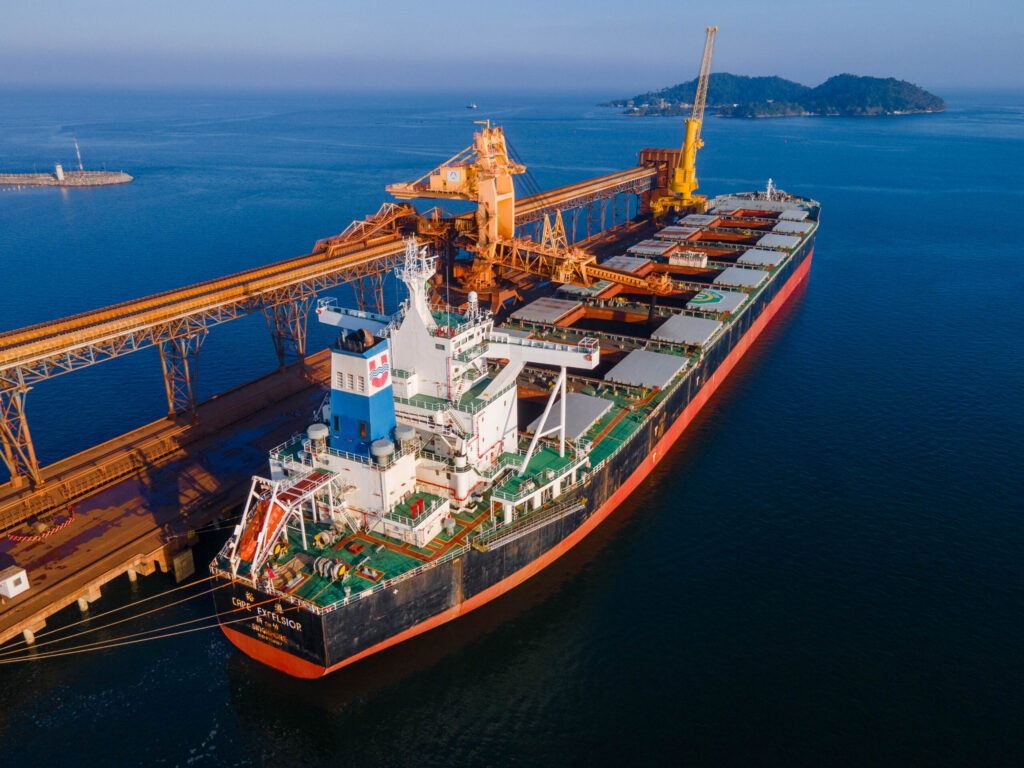 Navio cargueiro no porto brasileiro durante exportação de minério de ferro e soja no boom das commodities