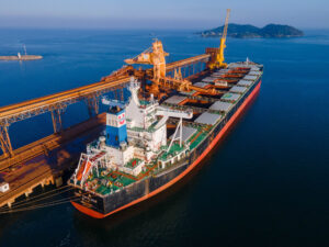 Navio cargueiro no porto brasileiro durante exportação de minério de ferro e soja no boom das commodities